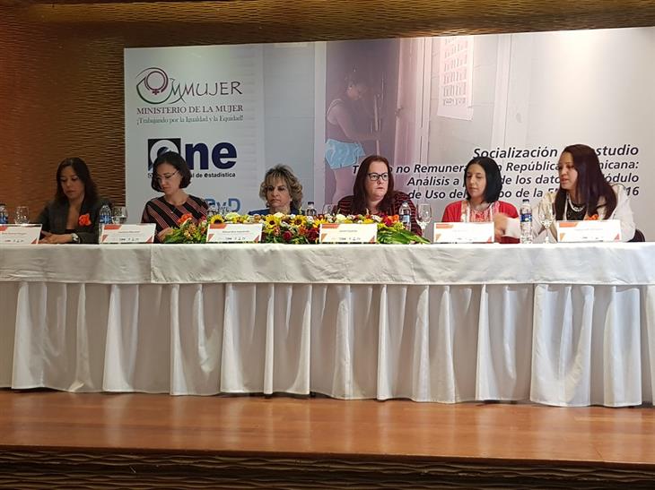 Las mujeres dedican 21.6 horas más que los hombres a Trabajo No Remunerado en RD