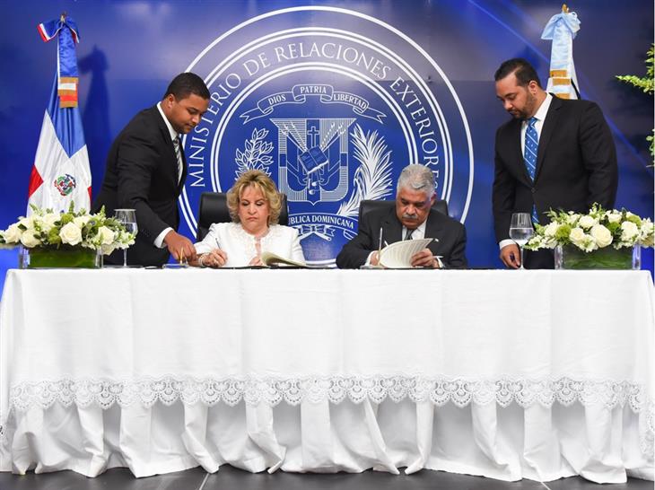 La ONE y el MIREX firman convenio para optimizar las cifras de comercio exterior del país.