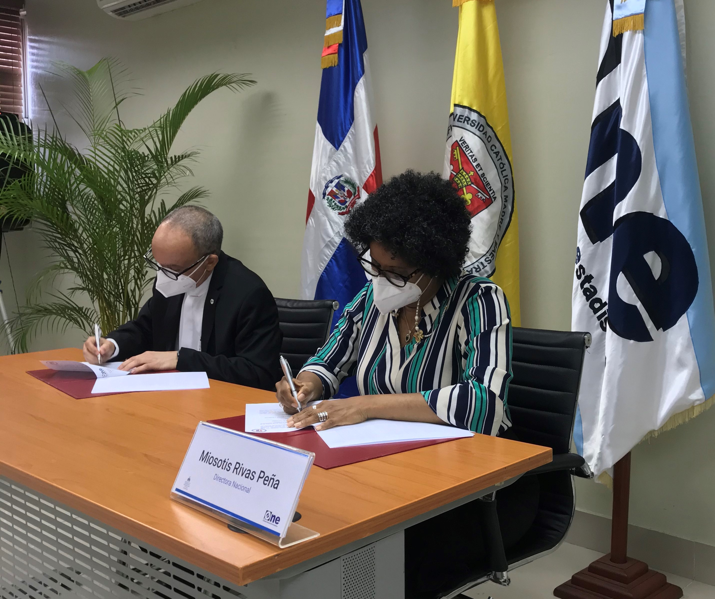 La ONE y la PUCMM acuerdan impulsar programas académicos para promover el uso de las estadísticas