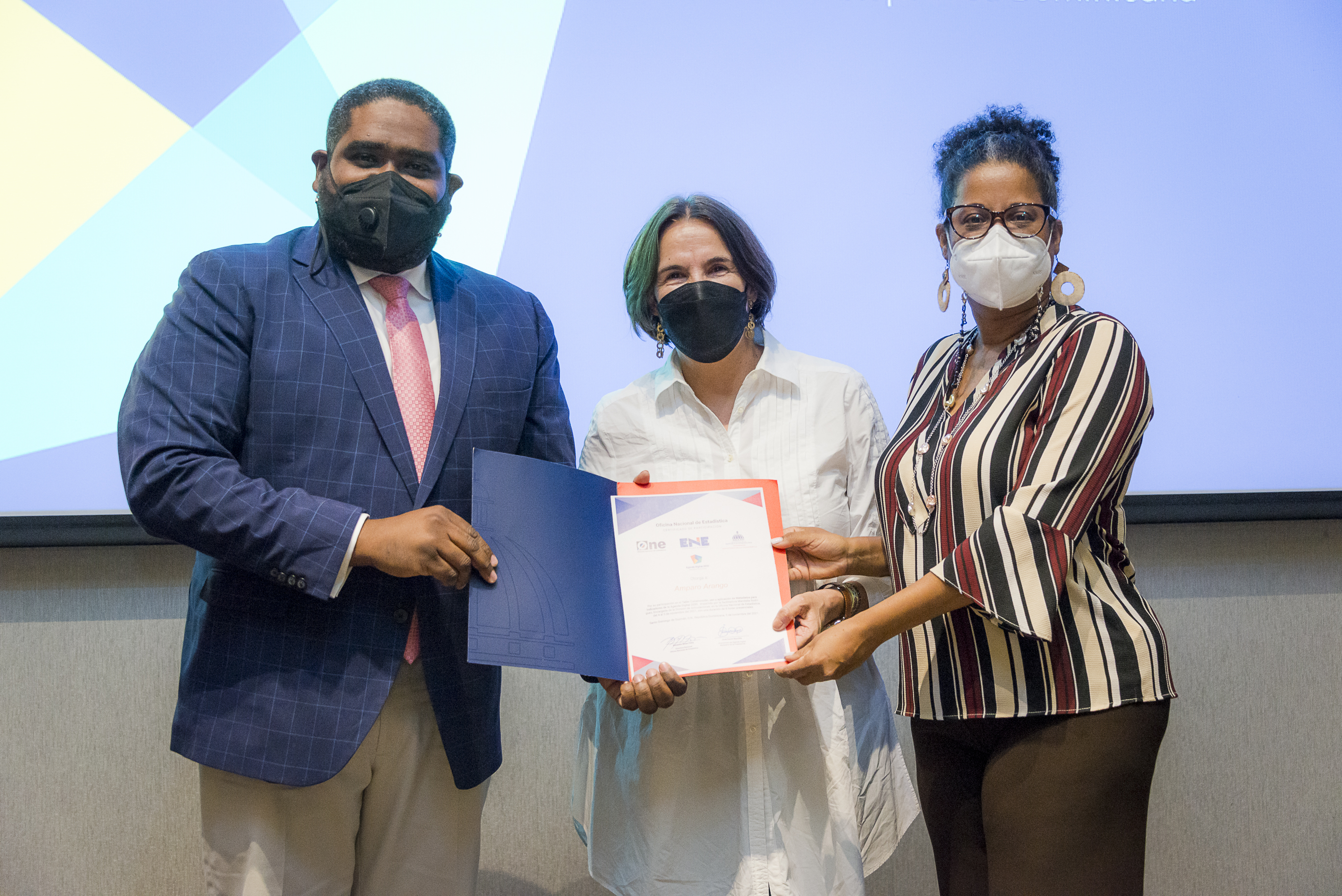 Oficina Nacional de Estadística y Ministerio de la Presidencia capacitan en ficha de Metadatos