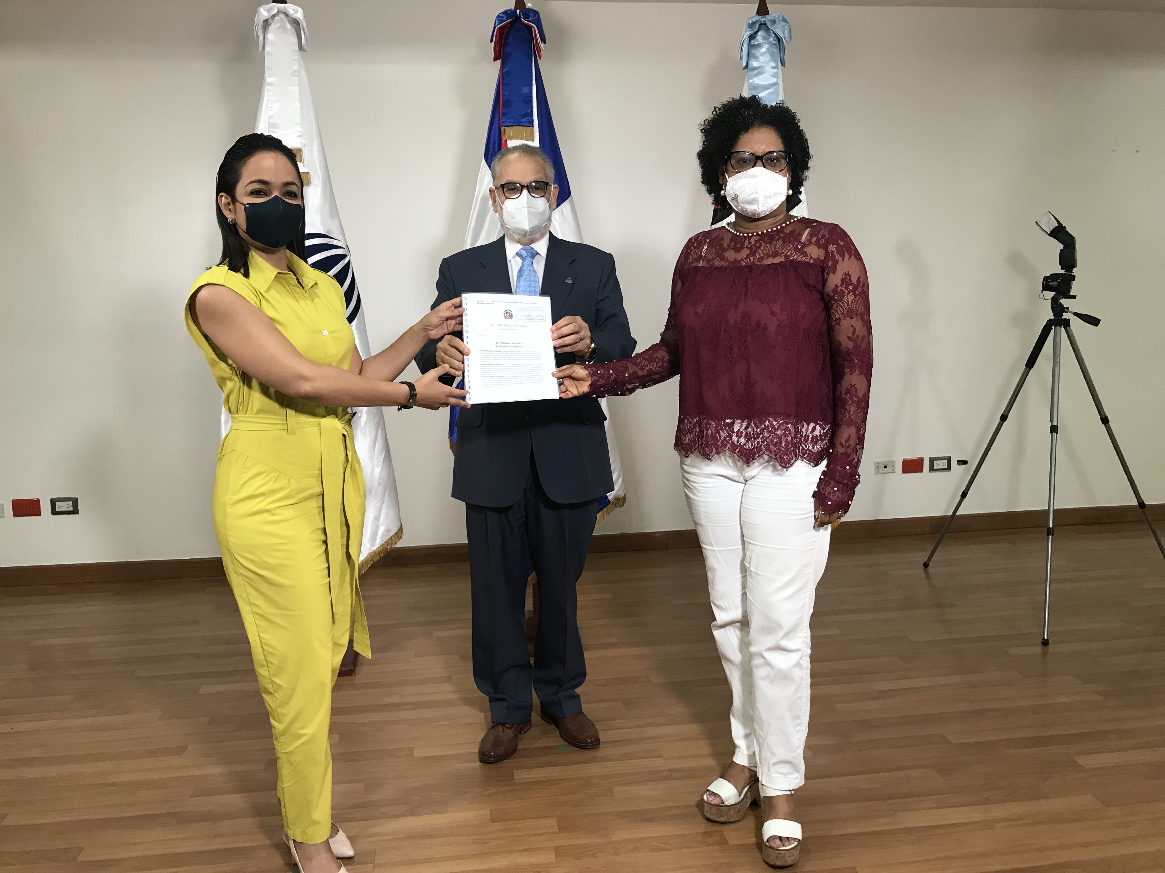 Ministro de Economía recibe de la senadora Faride Raful proyecto de ley de la Función Estadística Pública y el Sistema Estadístico Nacional