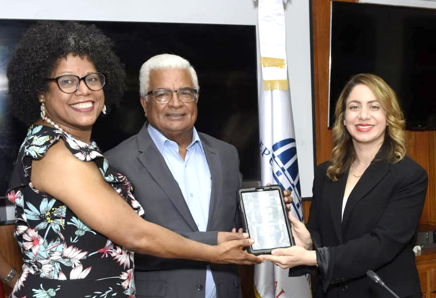 ONE entrega 2,575 tabletas a Bienes Nacionales