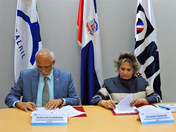 ONE y SISALRIL firman convenio para levantar datos sobre el Seguro Familiar de Salud