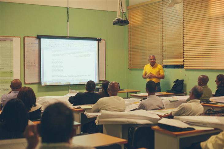 Con la cooperación de la Escuela Nacional de Estadística y el departamento de Cartografía