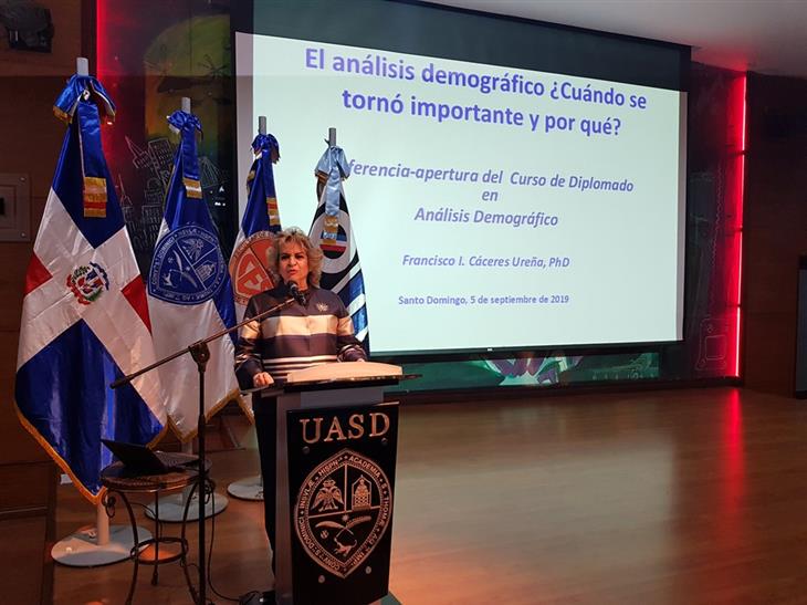 La ONE y la UASD realizan conferencia magistral sobre la importancia de la demografía.