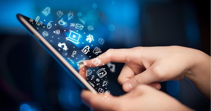 Los teléfonos móviles y las tabletas desplazan el uso de las computadoras de escritorio.